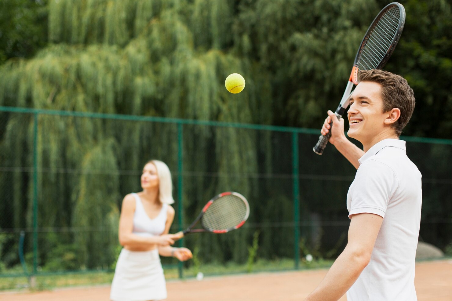 joven mujer jugando tenis 23 2148277725