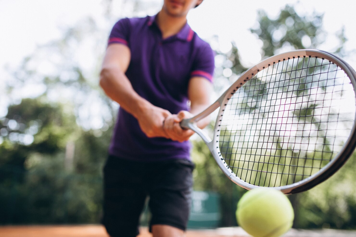 joven tenista cancha raqueta tenis cerca 1303 16243