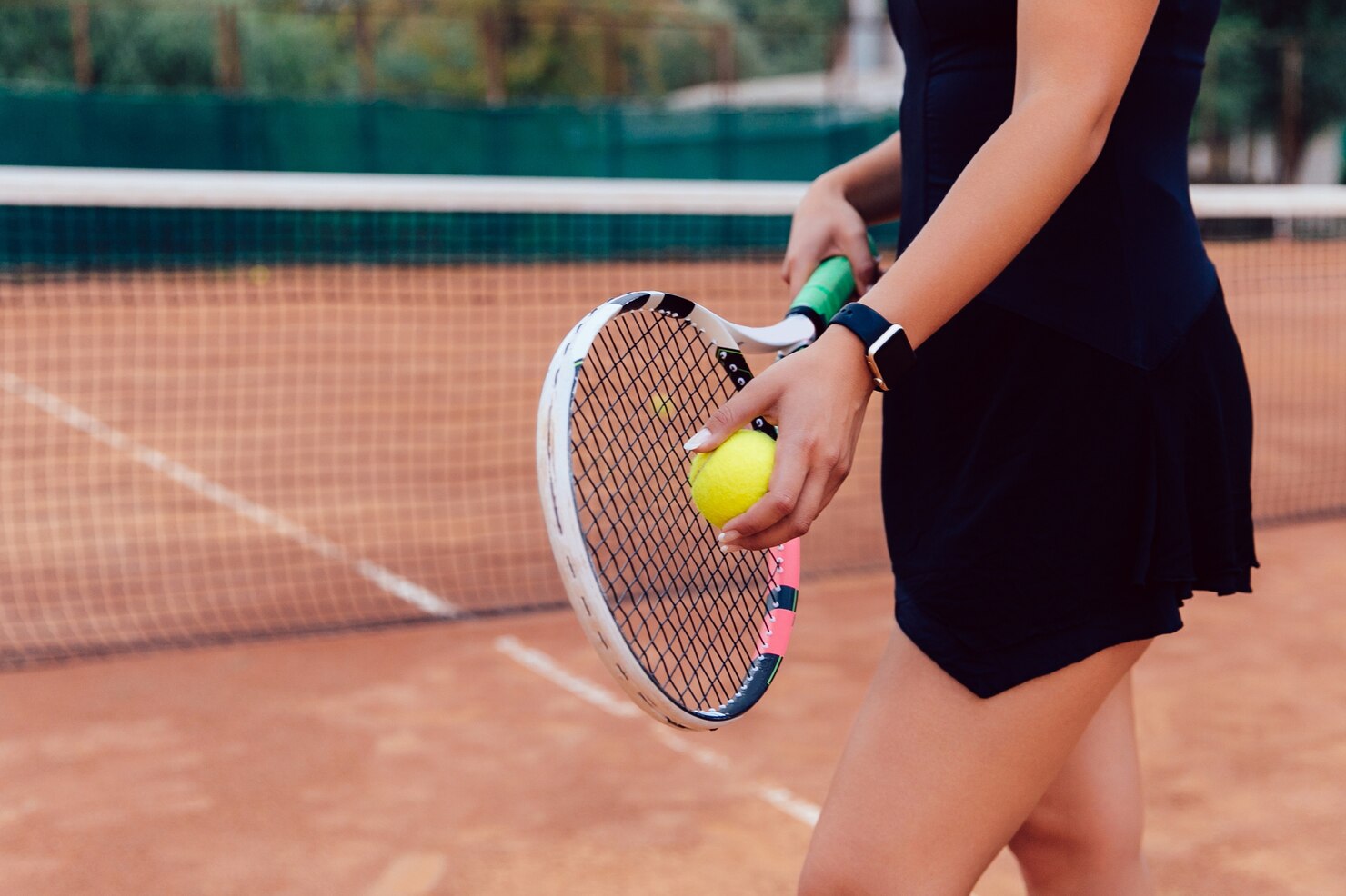 tenista foto primer mujer atleta ropa deportes que sostiene raqueta bola 8353 6579